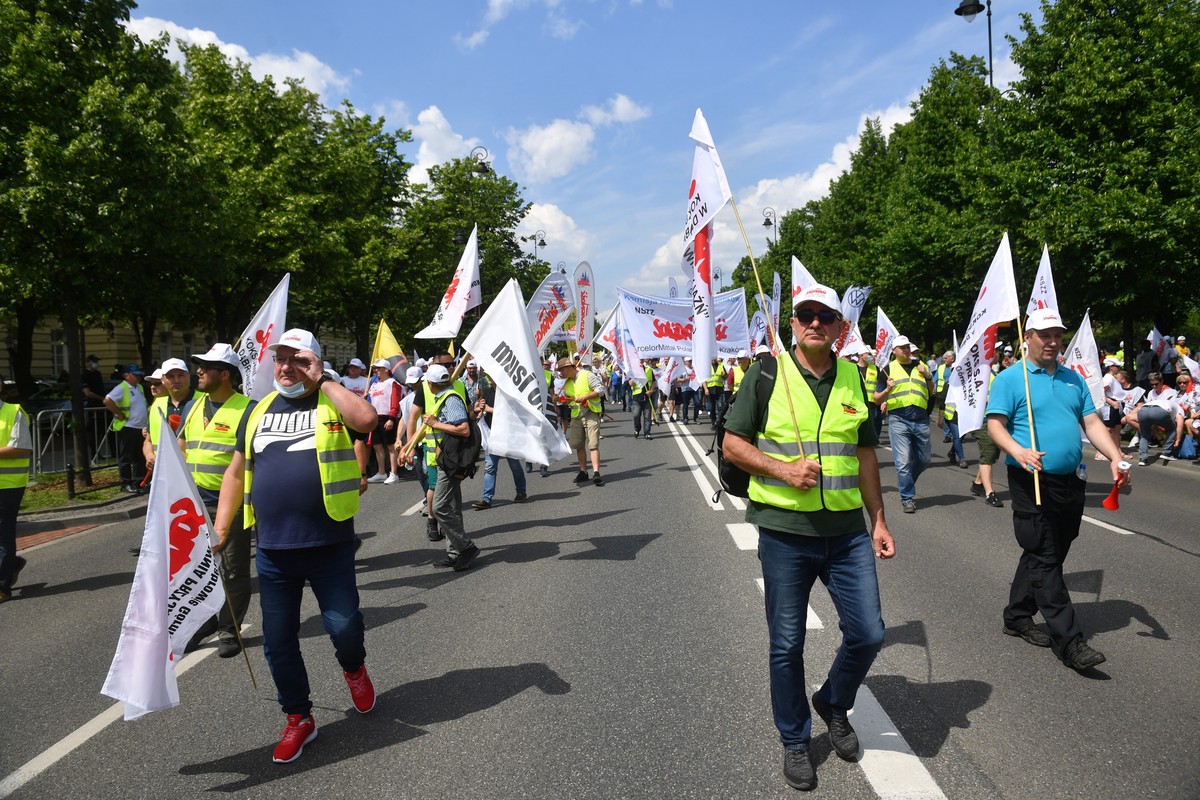 Warszawa, 09.06.2021. Uczestnicy demonstracji, zorganizowanej przez Krajowy Sekretariat Górnictwa i Energetyki NSZZ „Solidarność”, 9 bm. przed KPRM w Warszawie.