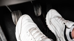 używasz tylko lewego pedału przy ruszaniu? sąd uderza w nawyk tysięcy kierowców