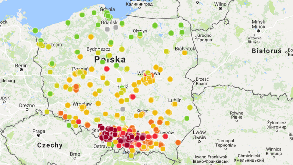 Stacje monitoringu jakości powietrza zanotowały dziś znaczne przekroczenie norm zanieczyszczenia. Południe Polski spowite jest smogiem. Najgorzej jest na Śląsku, gdzie stężenie szkodliwych pyłów PM2.5 i PM10 przekroczone jest nawet o prawie 1200 proc. Bardzo źle jest także w Krakowie.