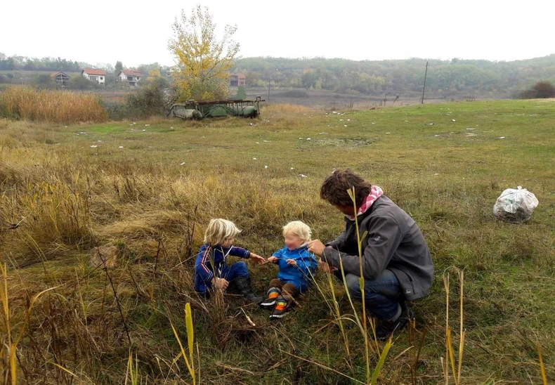 Porodica Holanđana je želela da kampuje, ali je prvo morala da očisti prirodu od nesavesnih meštana