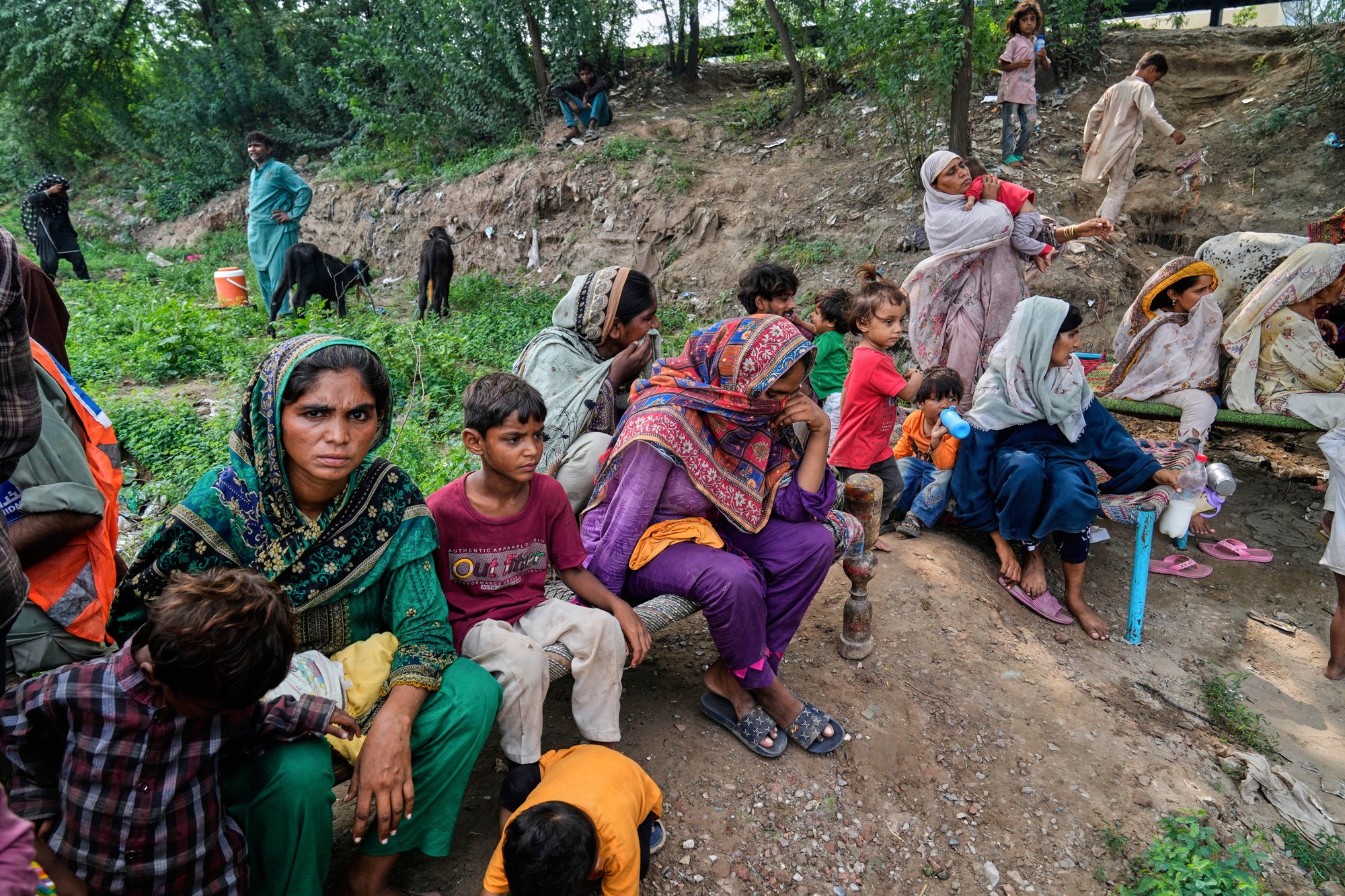 Pakistan evakuoval vyše pol milióna ľudí v dôsledku povodní spôsobených dažďami.