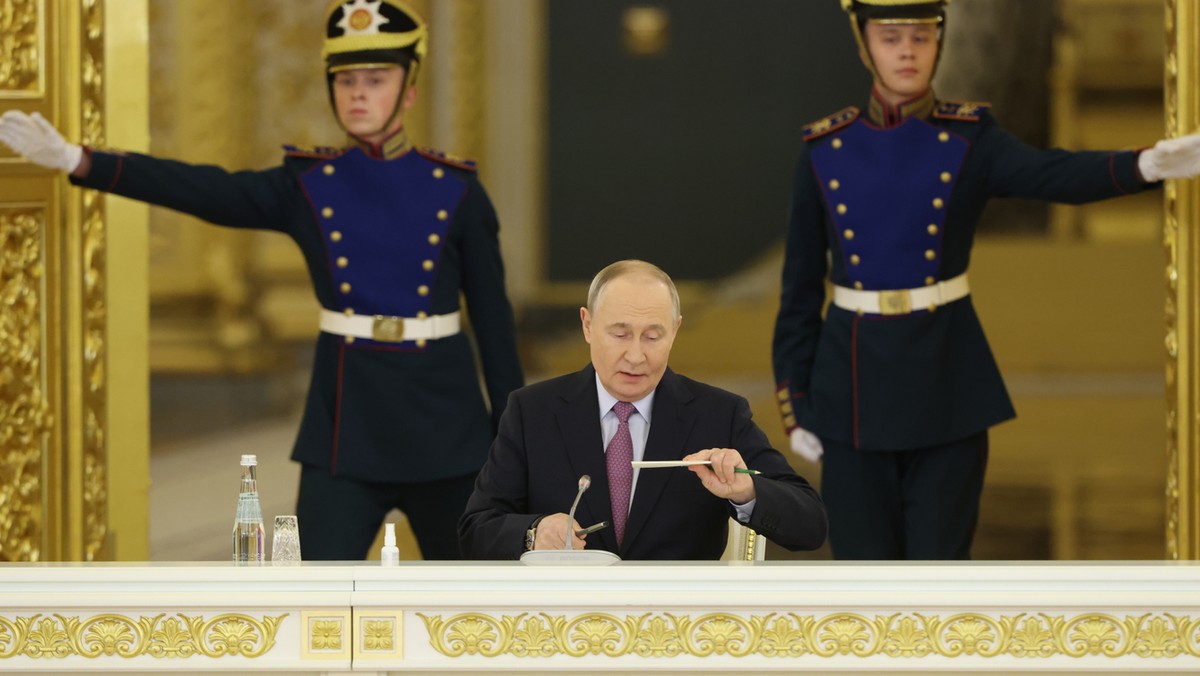 Putin rozpoczyna przygotowania do 80. Dnia Zwycięstwa, planując wielką paradę dla upamiętnienia zakończenia II wojny światowej [Źródło: Onet]