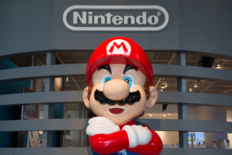 Nintendo to jeden z najstarszych i najpopularniejszych producentów gier wideo na świecie. Firma została założona w 1889 roku przez japońskiego biznesmena Fusajirō Yamauchi. Początkowo zajmowała się produkcją i sprzedaż kart do gry nazywanych 'hanafuda'. Pierwszy automat do gier wideo Japończycy wyprodukowali dopiero w 1978 roku.  Skąd wzięła się nazwa Nintendo? „Nin” może być przetłumaczone z języka japońskiego jako „powierzone”. Z kolei „tend-dou” oznacza „niebo”.