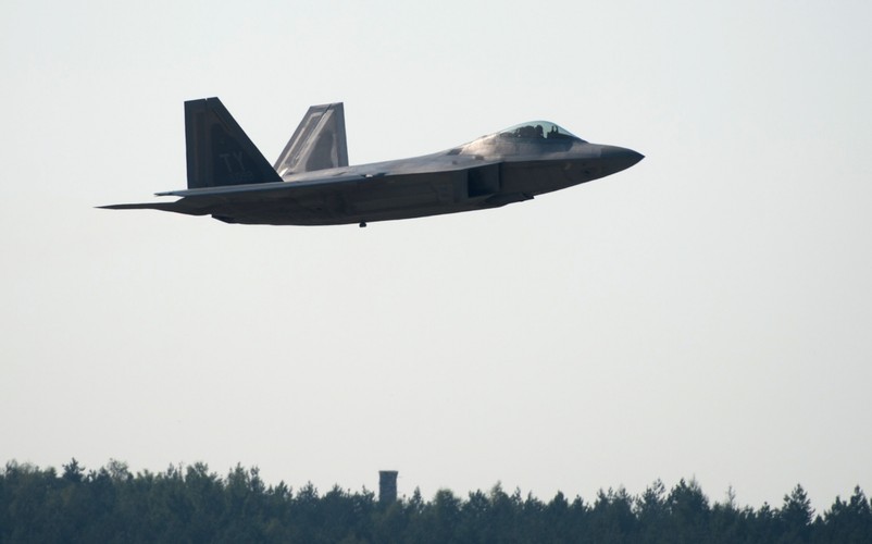 Myśliwiec F-22 to najnowocześniejszy na świecie jednomiejscowy, dwusilnikowy samolot. Poza walką w powietrzu raptory mogą niszczyć cele naziemne, prowadzić walkę radioelektroniczną i rozpoznanie. <br><br>
(ukit) PAP/Grzegorz Michałowski