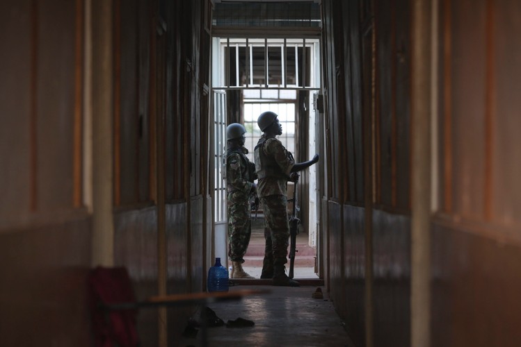 Żołnierz wewnątrz budynku należącego do kampusu Garissa