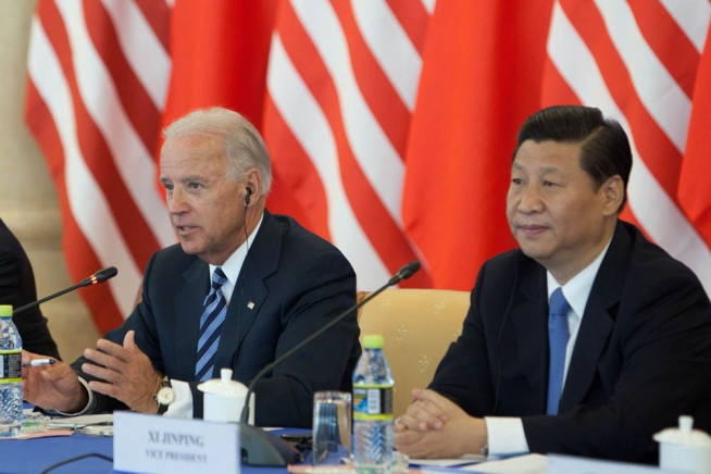 Joe Biden odwiedził Chiny jako wiceprezydent USA w 2011 r. Obok niego prezydent Chin Xi Jinping 