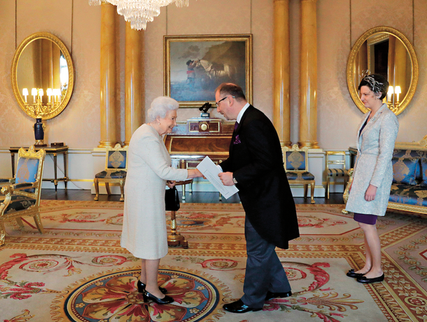 Ambasador RP w Wielkiej Brytanii Arkady Rzegocki przedstawia listy uwierzytelniające królowej Elżbiecie II podczas audiencji w pałacu Buckingham, Londyn, listopad 2016 r.