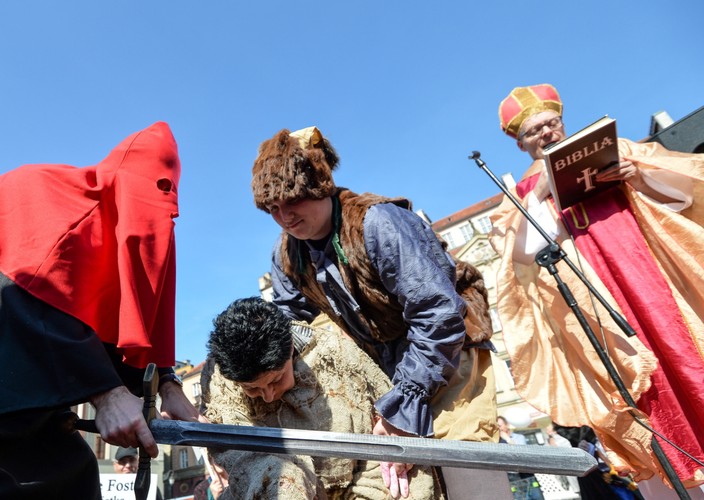 Uczestnicy marszu, który przeszedł sprzed pomnika Kopernika na rynek Starego Miasta, nieśli białe i czerwone balony z hasłem: 