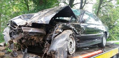 Rozpędziła auto i wjechała w drzewo. Nie miała prawa jazdy