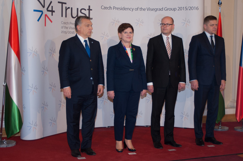 Jak zapowiedział w środę Szymański, szef KE, premier Beata Szydło i pozostali szefowie rządów krajów Grupy Wyszehradzkiej spotkają się na kolacji przed najbliższym szczytem Rady Europejskiej.