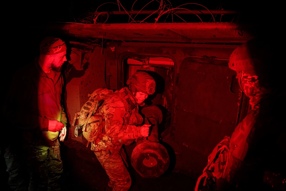 Ukrajinska vojska istovaruje protivtenkovske rakete "džavelin" po povratku sa položaja sa fronta u smeru Pokrovska 25. decembra