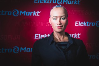 Za pośrednictwem smartfona coraz częściej można komunikować się nie z drugim człowiekiem a z robotem