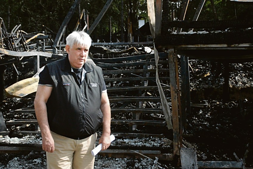 Zgarište: Mile Jerković juče pored izgorele kafane