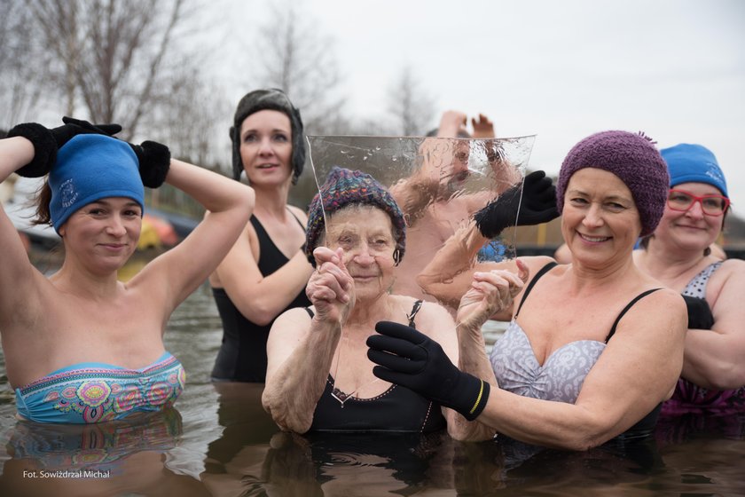 Pani Krysia uwielbia lodowate kąpiele