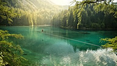 Mich Kemeter przeszedł po linie 250 m nad Grüner See w Austrii - nowy rekord waterliningu