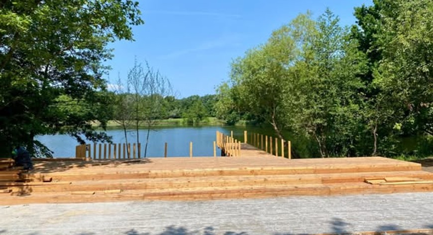 Prawie już gotowy pomost nad jednym ze stawów w Leśnicy