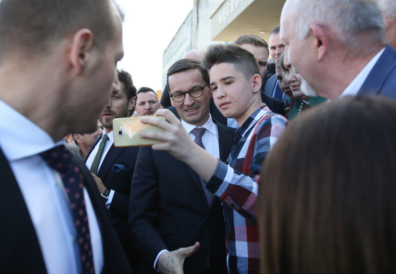 Premier Morawiecki na spotkaniu z mieszkańcami Węgrowa.