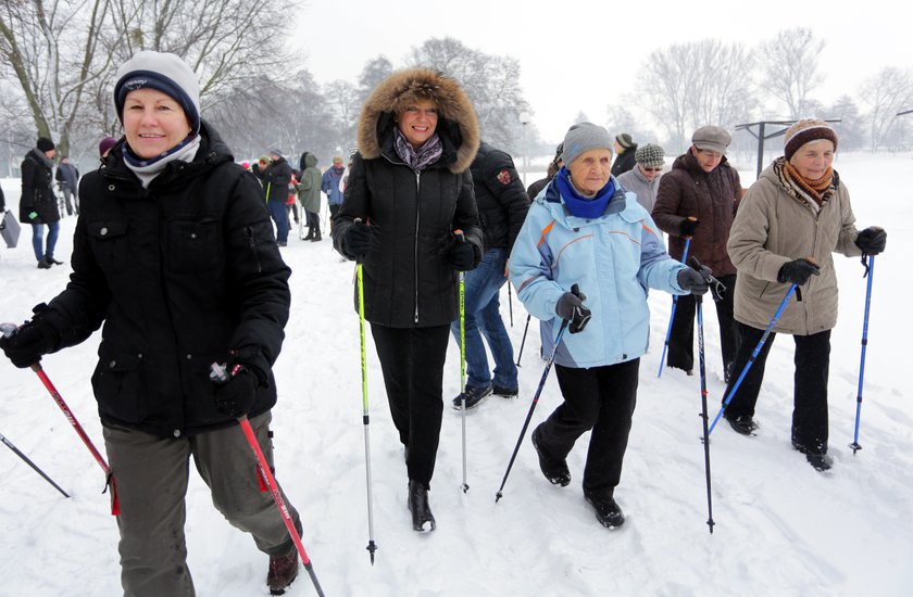 90-latka obchodziła urodziny na zajęciach nordic walking