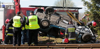 Auto wjechało pod pędzący pociąg. Są ranni