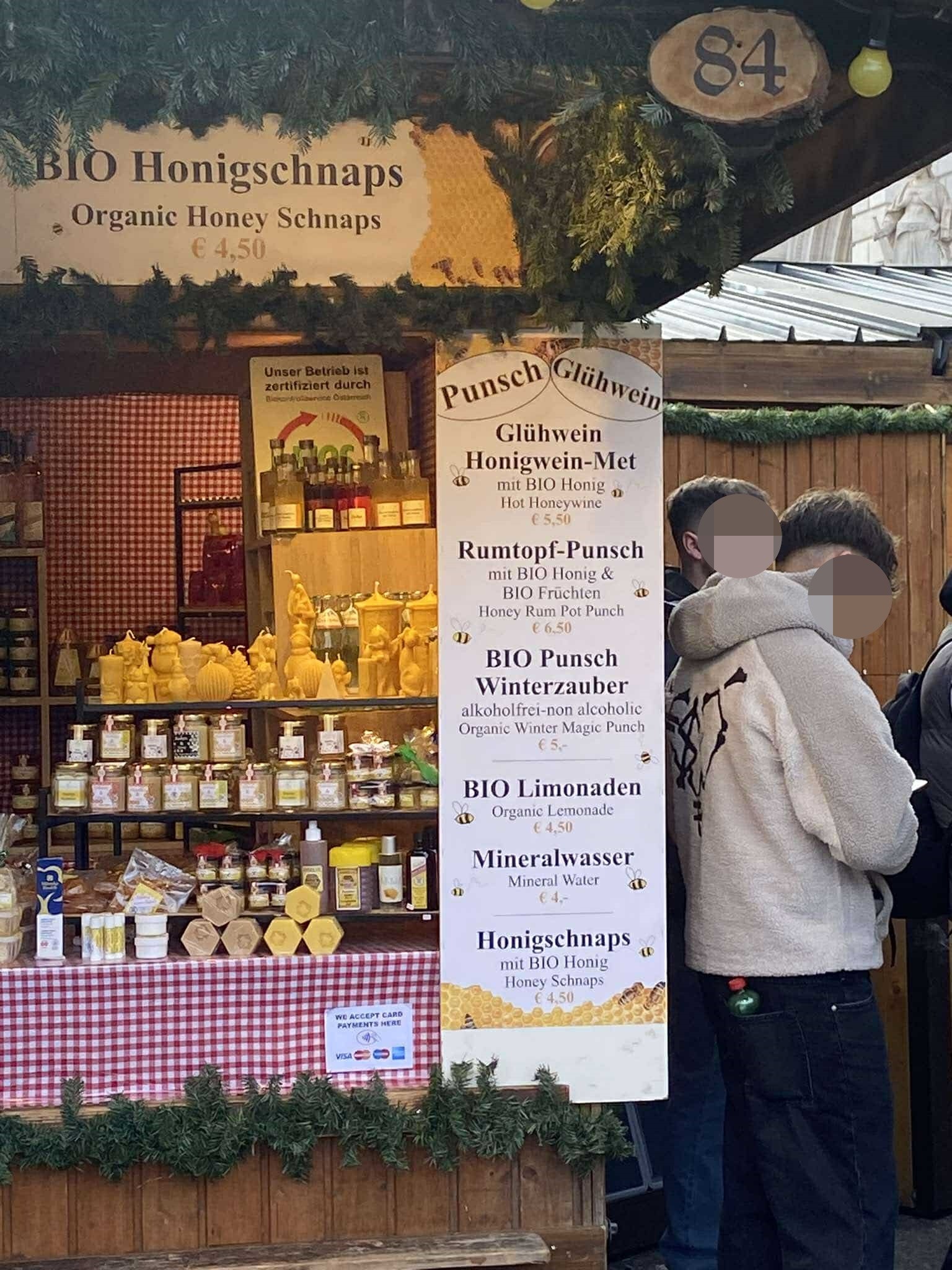 Vianočné trhy na Radničnom námestí (Rathausplatz).