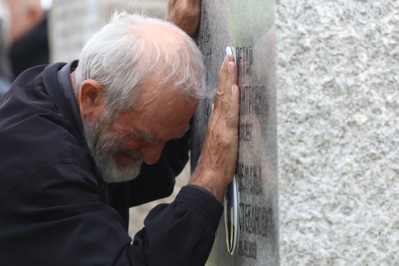 Potresne scene kod spomenika 