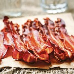 slanina stock-photo-baked-slices-of-bacon-on-a-dark-wooden-background-toning-selective-focus-438462082