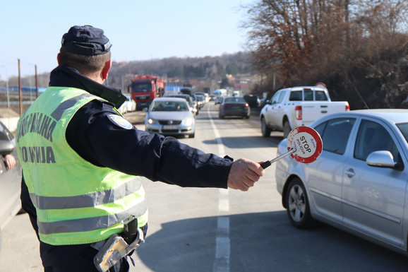 KAKO JE ON UOPŠTE ŽIV? Zrenjaninska policija zaustavila vozača (65) u stanju POTPUNE alkoholisanosti, izmereno mu više od 4 promila u krvi!