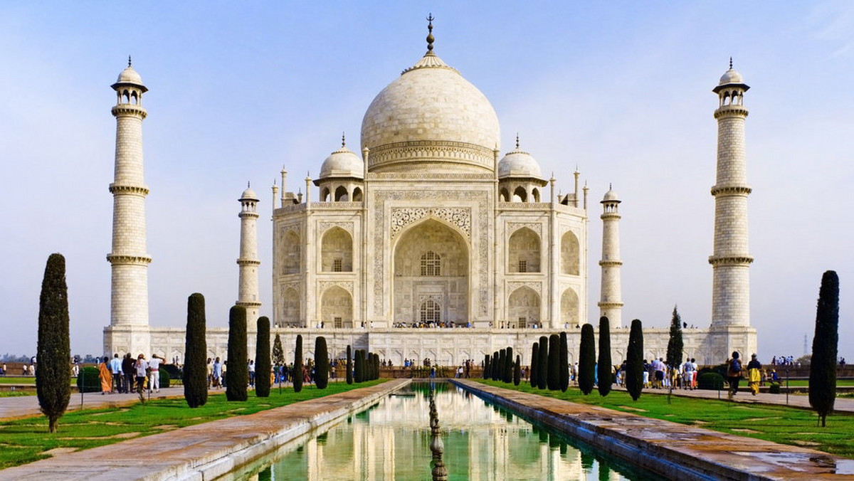 Roje owadów podobnych do komarów z zanieczyszczonej Jamuny zagrażają śnieżnobiałym ścianom Tadż Mahal, najpiękniejszego zabytku sztuki muzułmańskiej w Indiach. Pokrywają jego marmury zielono-czarną wydzieliną - zaalarmowali w poniedziałek indyjscy eksperci.