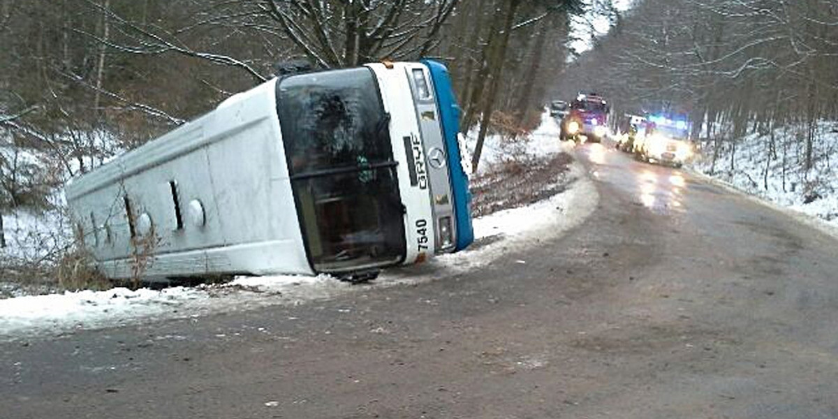Autobus wpadł do rowu w Szymbarku. Ranne dzieci