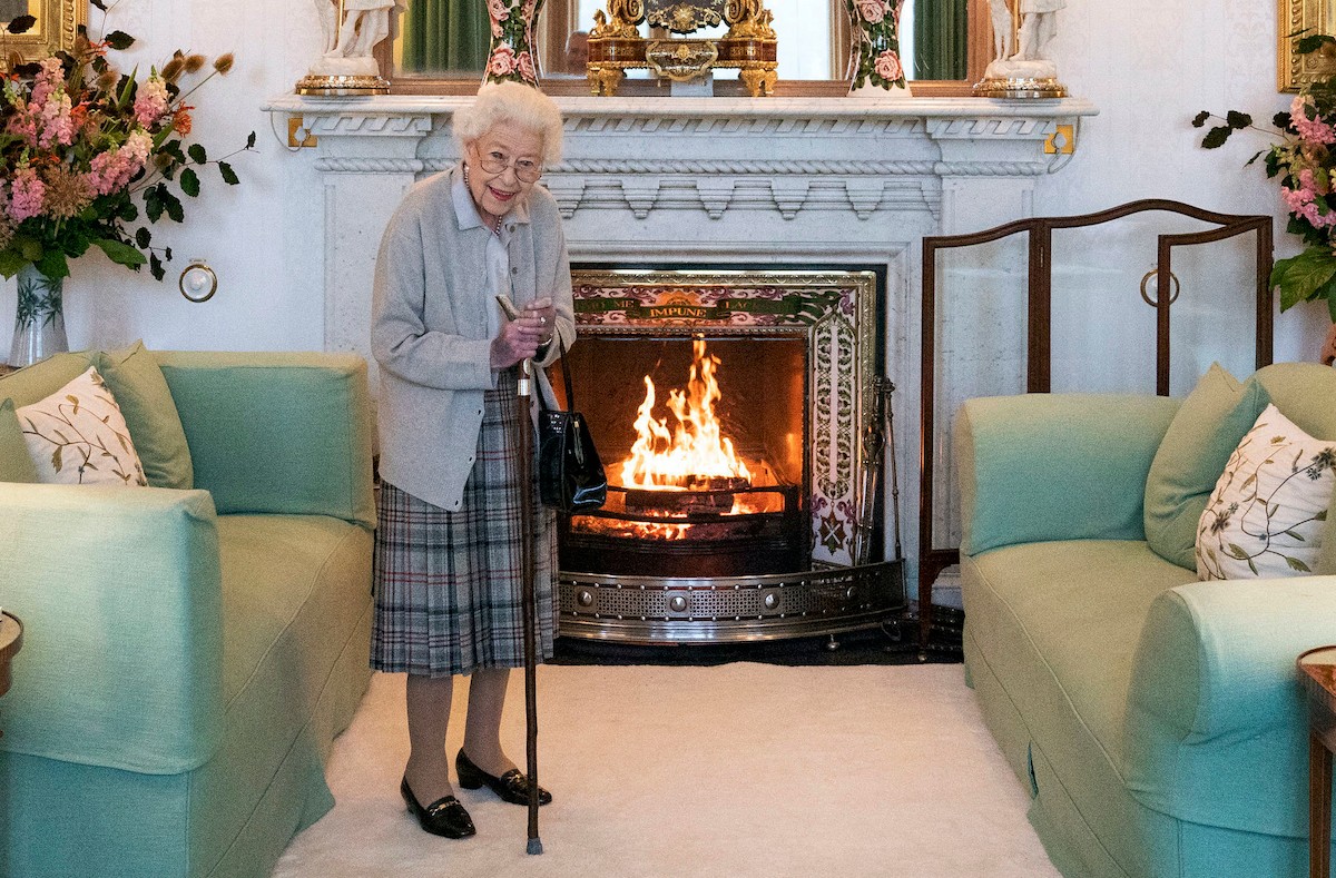 Britská kráľovná Alžbeta II. čaká na príchod novozvolenej líderky britskej Konzervatívnej strany Liz Trussovej pred audienciou na zámku Balmoral (8. septmber 2022).