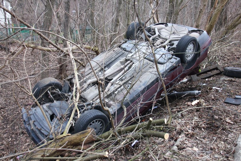 Groźny wypadek na Wisłostradzie. Auto wypadło z drogi.