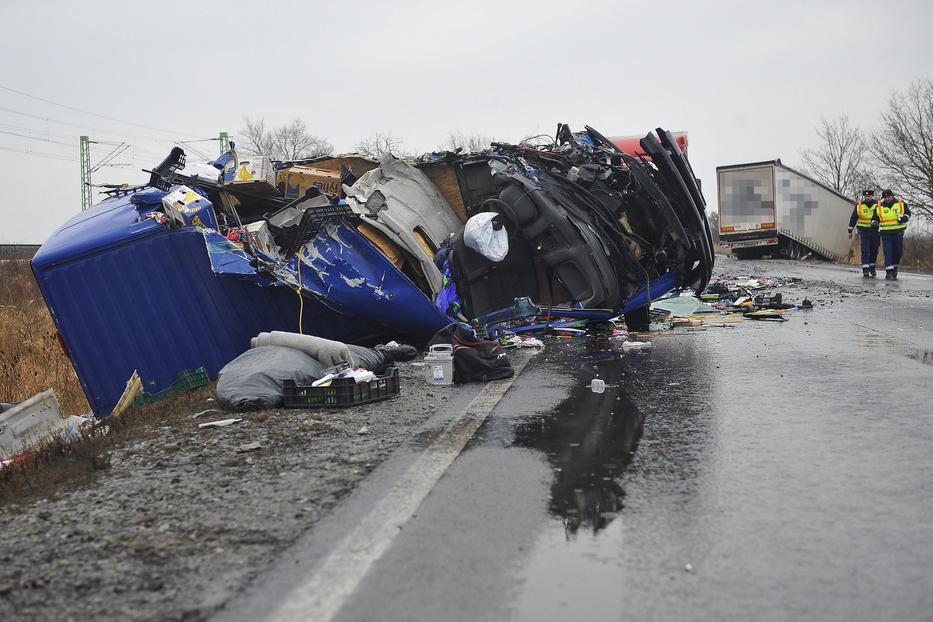 Összeütközött egy tehergépkocsi és egy kisbusz /Fotó: MTI -Czeglédi Zsolt