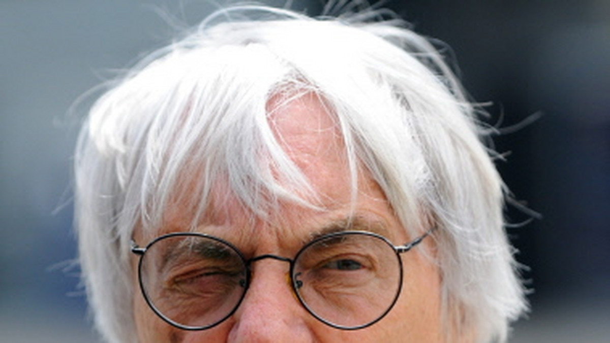 Prezydent F1, Bernie Ecclestone słynie z ciętego języka. Tym razem Anglik postanowił dać radę rywalom Lewisa Hamiltona, którzy krytykują jego ostatnie wyczyny. - Przestańcie jęczeć. Formuła 1 to sport, w którym chodzi o ściganie - stwierdził Ecclestone na łamach angielskiego "The Mirror".