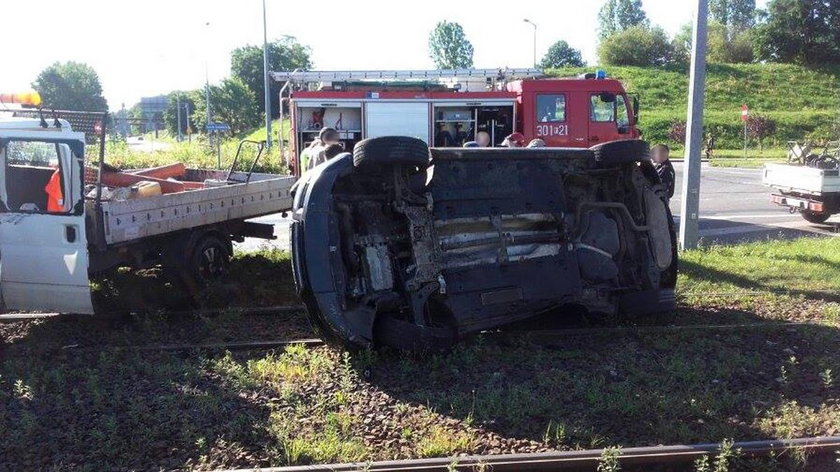 Pijany kierowca ciężarówki wiozącej robotników staranował audi