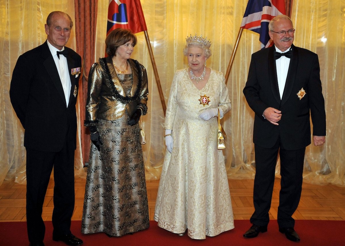 Na snímke zľava princ Philip, vojvoda z Edinburghu, Silvia Gašparovičová, britská kráľovná Alžbeta II. a prezident SR Ivan Gašparovič počas oficiálnej štátnej večere podávanej prezidentom SR Ivanom Gašparovičom a jeho manželkou Silviou Gašparovičovou 23. októbra 2008 v bratislavskej Redute.