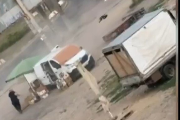 (UZNEMIRUJUĆI SNIMAK) Dron pratio prodavca oko vozila, a onda se zabio u njega i EKSPLODIRAO: 30 sekundi agonije