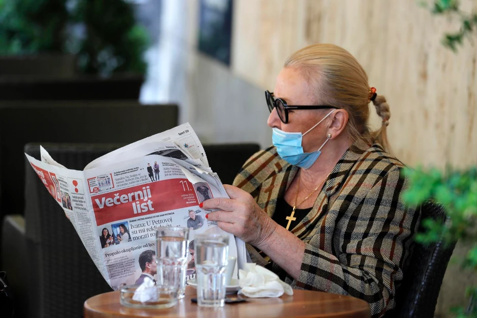 Rudan u svojim kolumnama za Večernji list objasnio je da se trenutno sprovodi istraživanje lekova za koronu