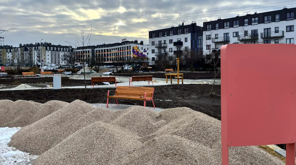 Nawieziono już też ziemię pod trawniki i klomby oraz kruszywo, by stworzyć nawierzchnię ścieżek.