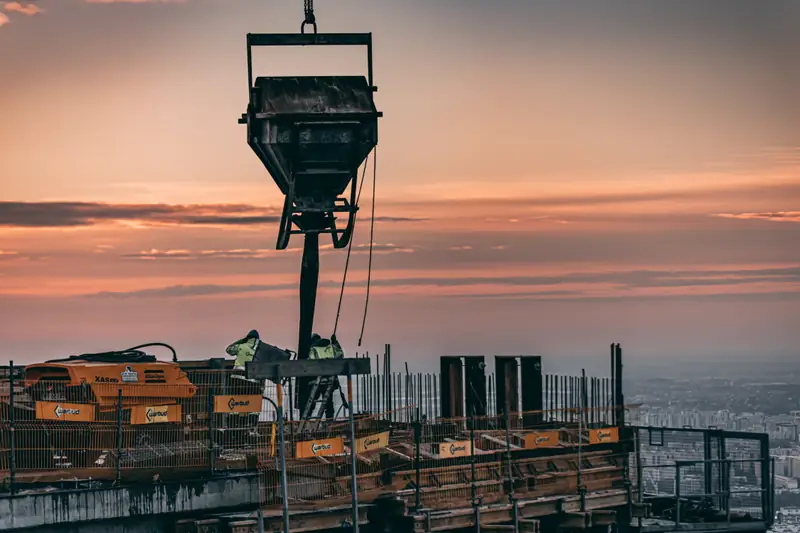 Na naszych oczach wylewano ostatnie partie betonu. Jeden z dźwigów zostanie złożony