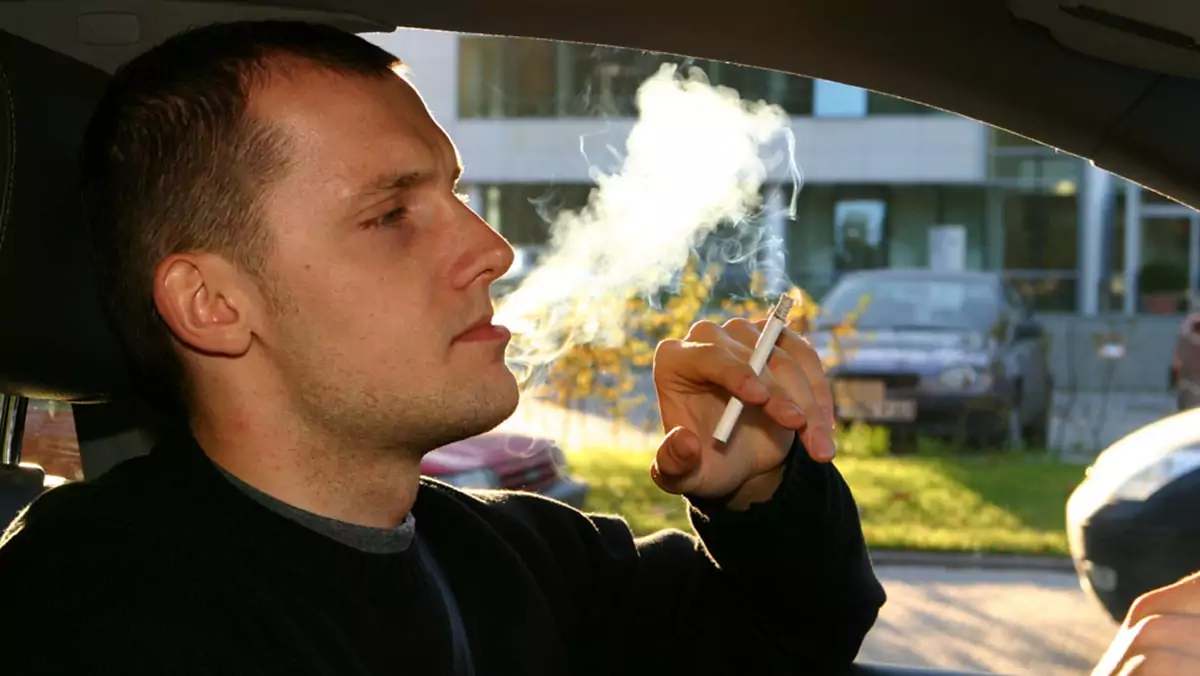 Jak usunąć z auta przykry zapach?