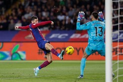 Lewandowski znów zaliczył fatalne pudło, ale Xavi stanął w jego obronie [WIDEO]