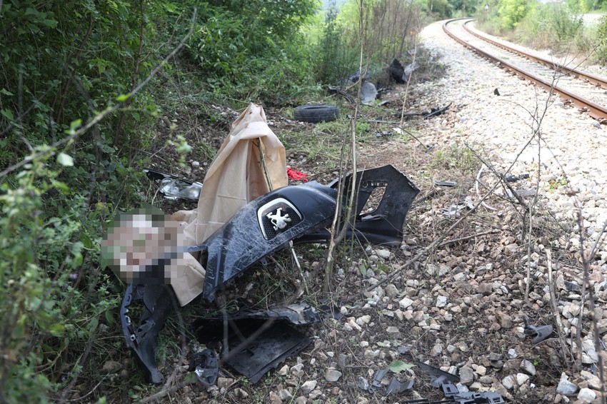 Delovi automobila na mestu nesreće