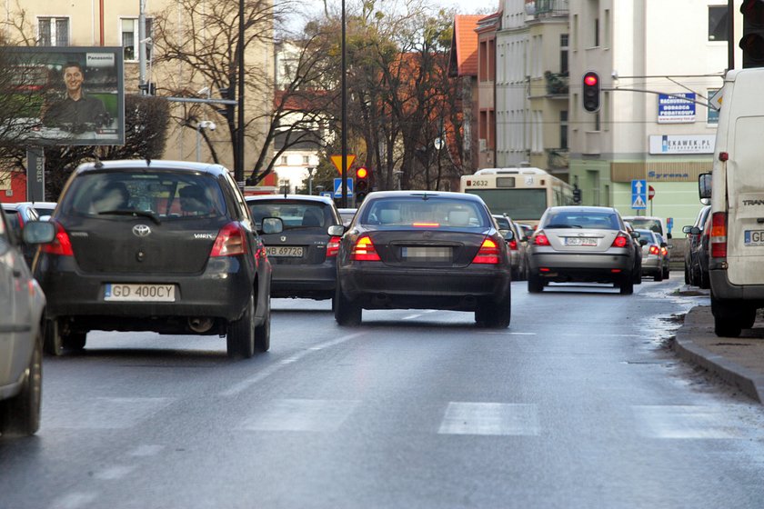 Z drogi śledzie Kurski jedzie