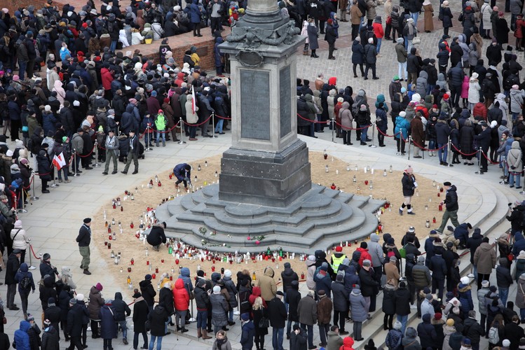 Mieszkańcy Warszawy pod kolumną Zygmunta składają znicze