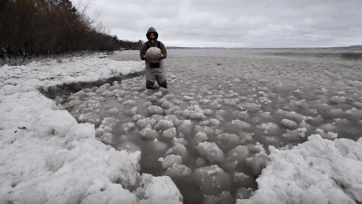 Co znajduje się na jeziorze Michigan? Póki co, to pozostaje zagadką. Na jego powierzchni pływają "śnieżne kule". Pewnie wydaje się Wam, że to popękana kra, która w jakiś sposób ukształtowała się w tak dziwny sposób. Błąd - na jeziorze nie było ani grama lodu, chociaż faktycznie zdjęcie wykonano, gdy było bardzo zimno.