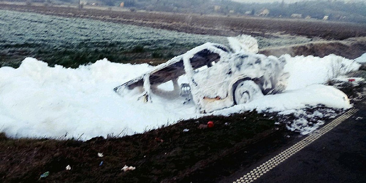 Groźny wypadek w Kujawsko-Pomorskiem. Bus spłonął, wielu rannych