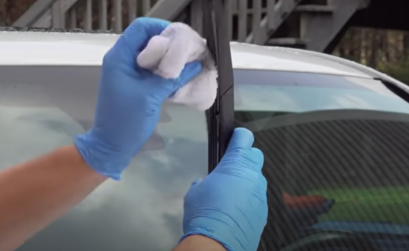 Pomocou mokrej čistej handričky alebo špongie jemne utrite stieracie lišty po ich zdvihnutí. 