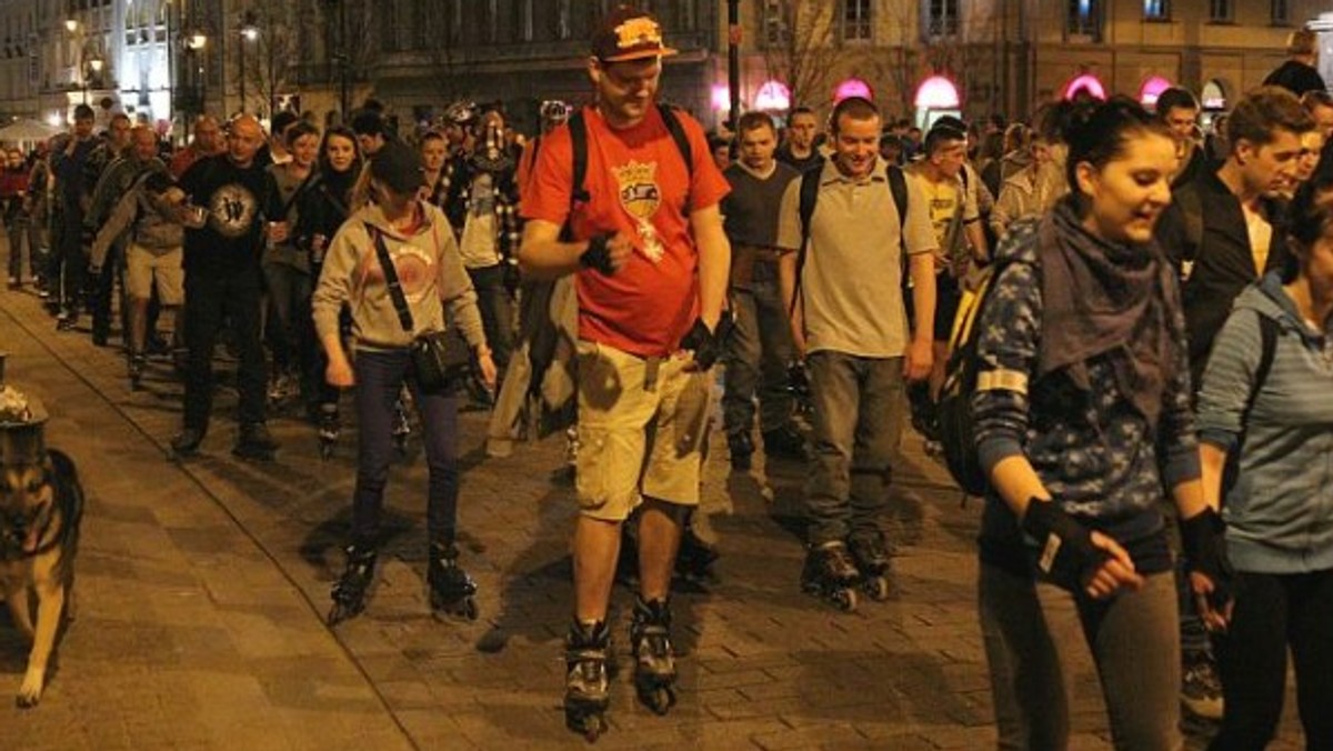 Zapowiada się efektowna parada na ulicach stolicy. Dziś w Warszawie zaplanowano "rycerski" Nightskating. Rolkarze przejadą przez miasto w strojach nawiązujących do epoki średniowiecza. Zamierzają uczcić w ten sposób kolejną rocznicę bitwy pod Grunwaldem. Podpowiadamy, gdzie będą utrudnienia.