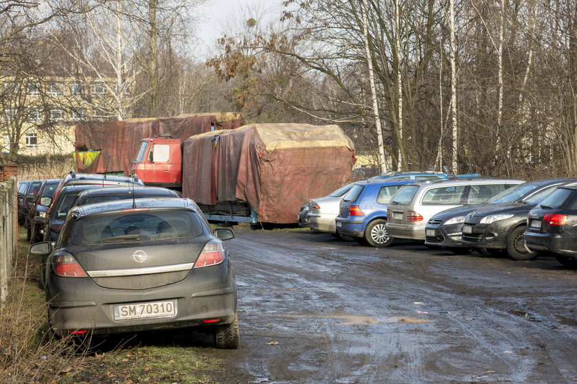 Samochody zaparkowane przy ul. Wspólnej