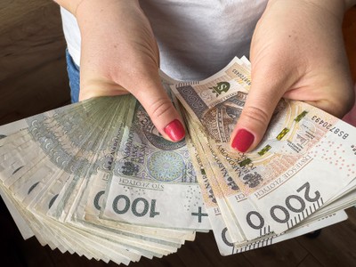 1700 zł dla każdego Polaka bez względu na zatrudnienie. Czy będzie program pilotażowy i kogo obejmie?